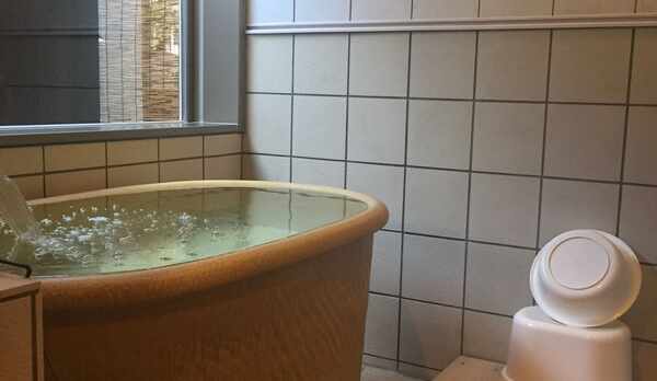 部屋付き半露天風呂（湯畑源泉を引湯）