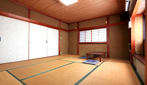 【10畳和室】-落ち着いて過ごせる空間-