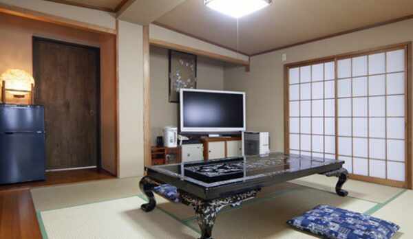 長者屋敷最大の広さを持つ、家族風呂付きのお部屋。大人数でもゆったりお過ごしいただける、広々空間です。