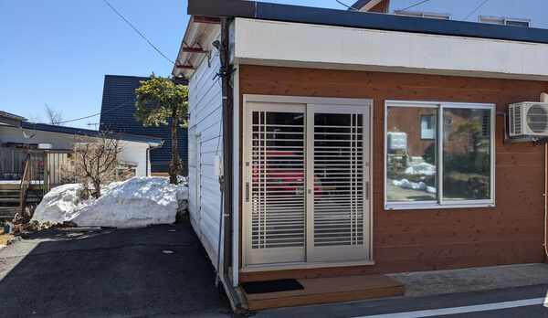 完全離れの個室の部屋となります。部屋横に駐車場があります