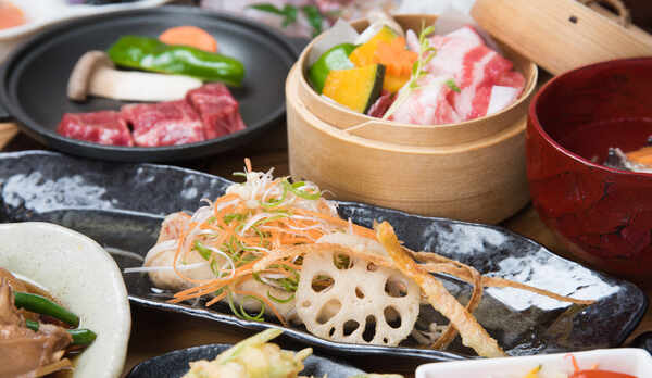 *【夕食一例】屋久島の食材をたっぷり使った自慢の料理が並びます。