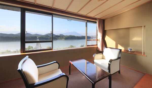 【客室一例】水明館 和室／広縁にはテーブルセットを備えております。