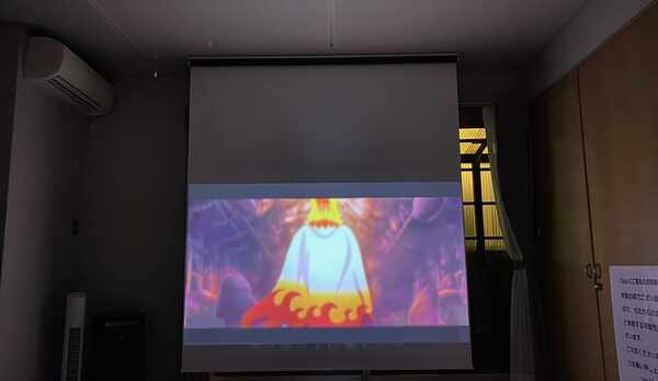 プロジェクターを導入！大画面の迫力をお楽しみくださいませ！