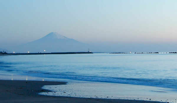 早朝の富士山　空気が澄んだ日には美しい富士山を見ることもできます！