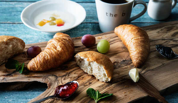 ＜朝食＞ホテル1階のラウンジにて、焼きたてパンと洋食プレートの朝食をお楽しみください