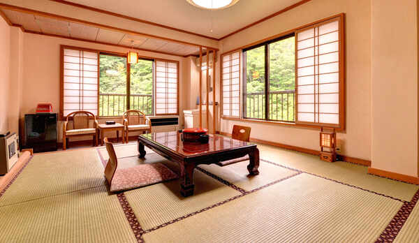 *【客室一例】和室10畳。お部屋から望む渓流二岐川の絶景。しっとりと落ち着いた和室で寛ぎのひと時を。