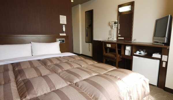 【スタンダーセミダブル】140センチ幅ベッドでリーズナブルにご宿泊いただけます。もちろん機能も充実！