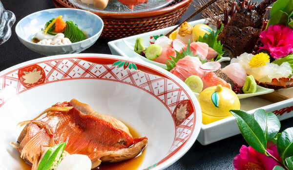 伊勢海老お刺身や鮑料理　金目鯛煮つけがついた豪華海鮮献立