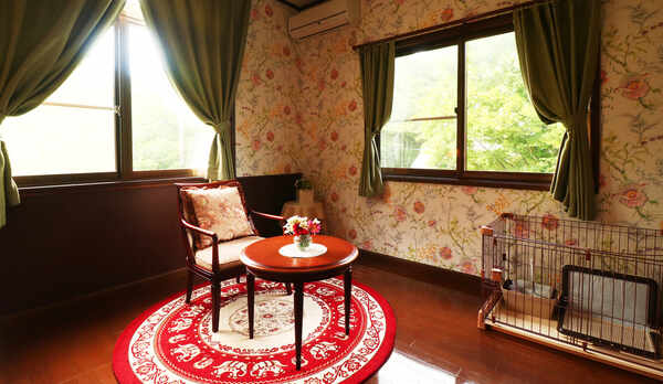 【客室一例-シングル】眺めが良く、静かなお部屋。全室バス・トイレ付きです。