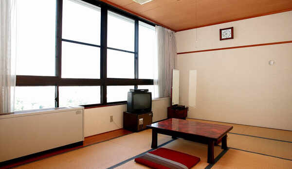 *【お部屋】大きな窓があり、開放的な和室です