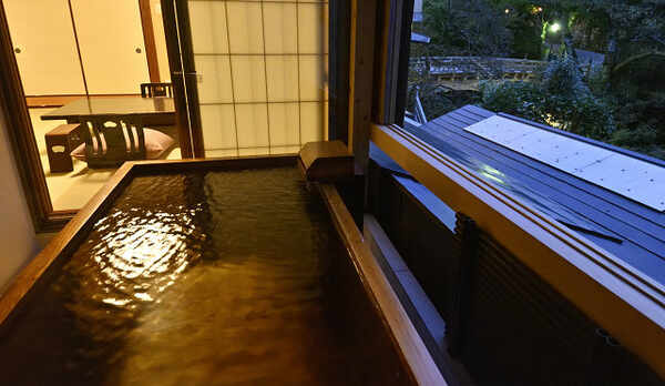 露天風呂付特別室　お風呂と橋