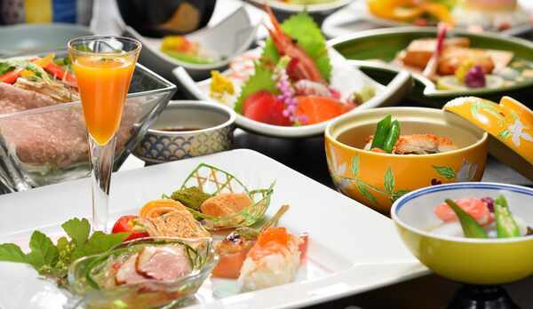 見ても食べても楽しめる、華やかな四季の創作料理。四季折々の食材を使ったメニューをご用意しております。