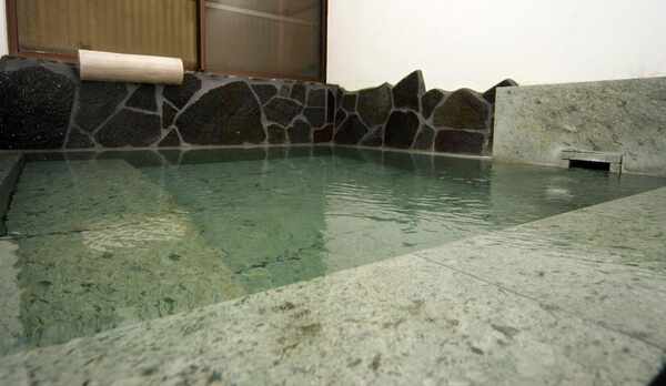 伊豆石が眩しい内湯