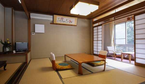 ３階の客室です。対岸の景色が四季で替わります。（夢酔庵）