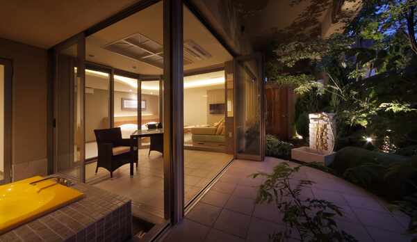 スーペリアTW(山吹)・お庭からの夜