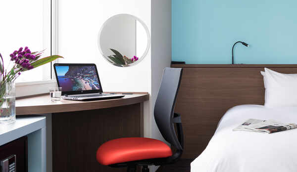 シンプル＆モダンの居心地の良い空間の客室