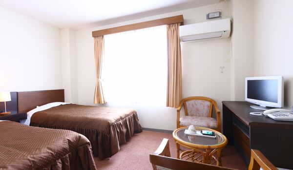 洋室ツインルーム一例。茶色を基調としたシックなお部屋。