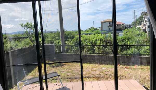 リビングからガーデンを望む