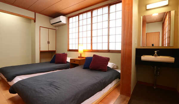 ツインベッドのお部屋は当館唯一の洗面・洗浄機付きトイレ完備♪ (2)