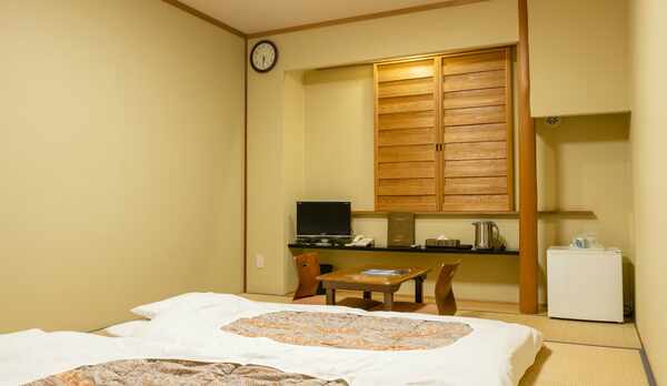 【和室】3名様までご宿泊可能な和室。畳ならではの心地良さで身も心もよりリラックスしてください。