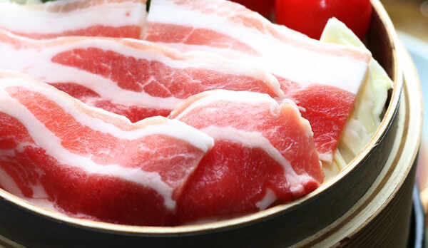 【夕食一例】黒豚のせいろ蒸し。他にも海の幸・山の幸が味わえます