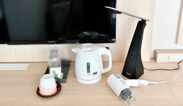 客室デスク周り（電気スタンド・ドライヤー・ポットなど）