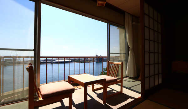 【8畳和室】遠目に弓ヶ浜が見られます