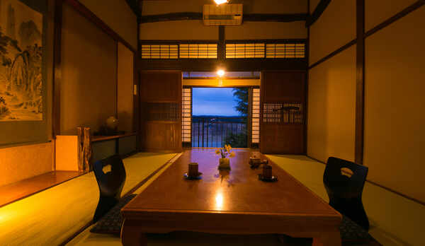 【2階客室】解放感溢れる高天井和室　3.4mの高い天井と、どこか懐かしくも贅沢な空間。心から安らげる