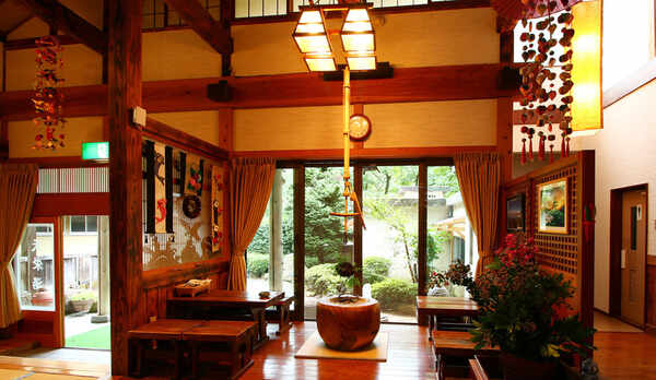 ■【館内】ロビーは天井が高く、開放的な雰囲気　