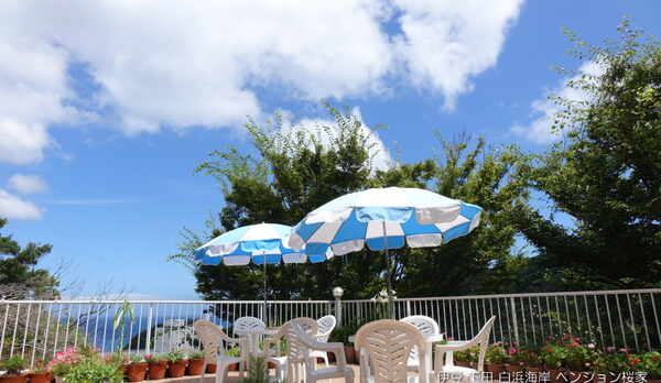 テラス　テーブルとパラソル