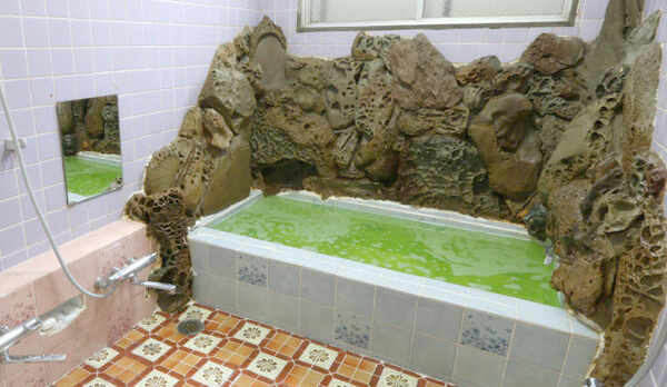 【浴室】小さいタイプですが男女別でご利用できます。