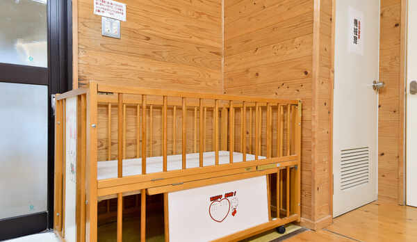 *【脱衣所】ベビーベッドもございますので、小さなお子様も安心です。