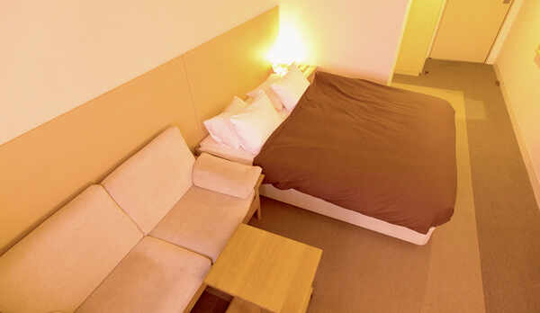 デラックスダブルルームにはゆったりとくつろげるソファもございます。