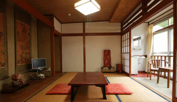 #客室一例_6畳_明治の建物をそのまま活かした当館のお部屋は純和風です。