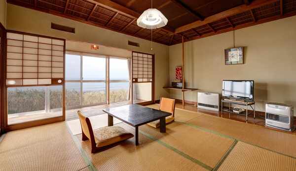 *【和室】お部屋とお風呂の両方で日本海を一望できる、絶景の温泉宿。
