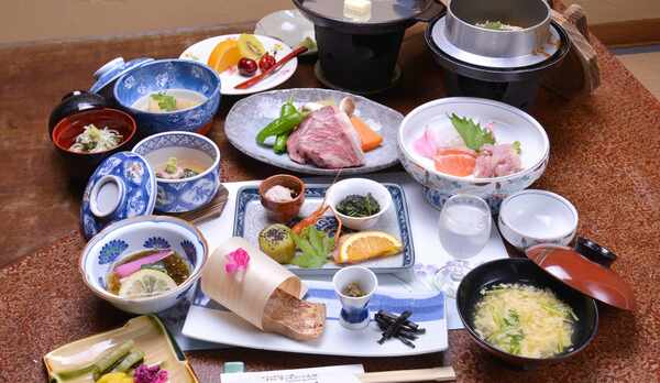 *お夕食一例/季節の旬と地元の食材を活かした郷土料理をお愉しみ下さい。