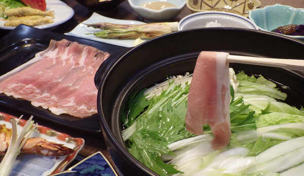 *【夕食例】上州もち豚を使ったしゃぶしゃぶは、人気の逸品です。