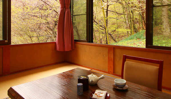 ■【客室一例】どこか懐かしい雰囲気の客室からは天栄山をはじめ木々が生い茂る山が目の前。　