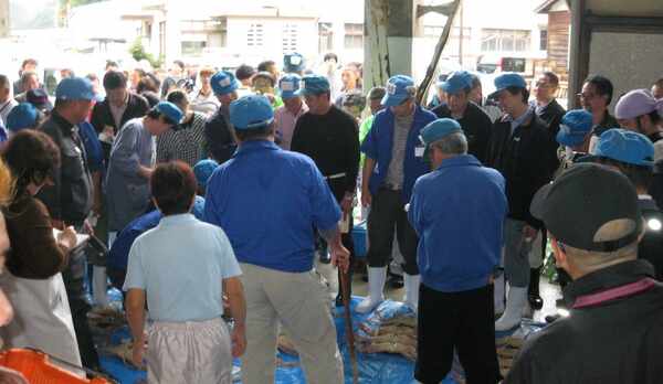 松葉ガニの初セリの様子