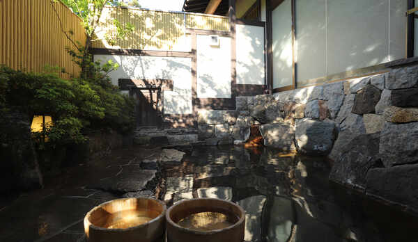 木漏れ日あふれる源泉かけ流しの露天風呂