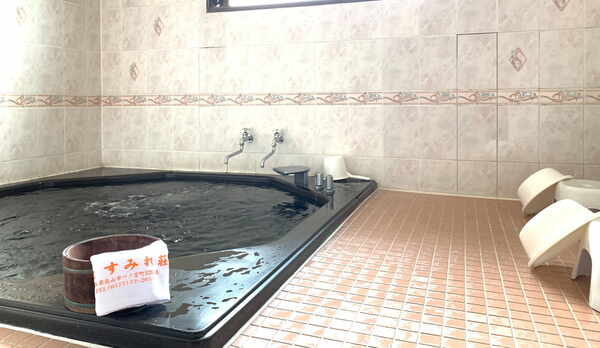 貸切風呂としてご利用いただける大きい浴槽のお風呂です。 