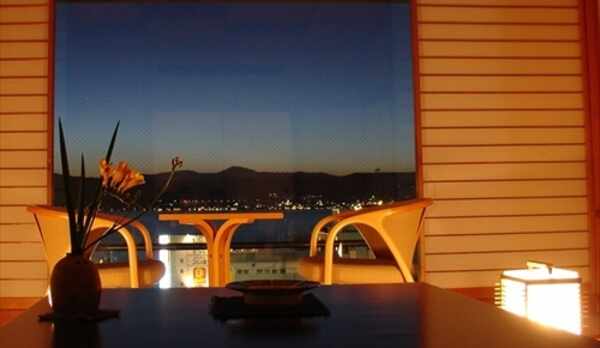 時間を忘れ、諏訪湖畔の夜景を楽しむ