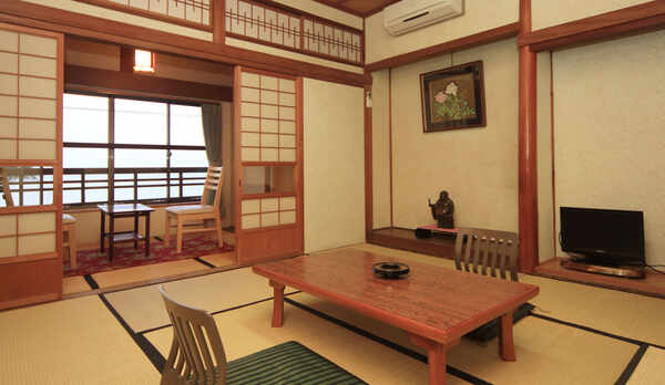 -オーシャンビューレトロ和室［バス・トイレ付］-　二見浦の海岸に面しており、人気のお部屋となります。