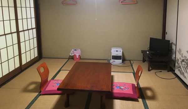 *本館和室6〜10畳/客室と廊下は障子だけで仕切られている古いお部屋です。