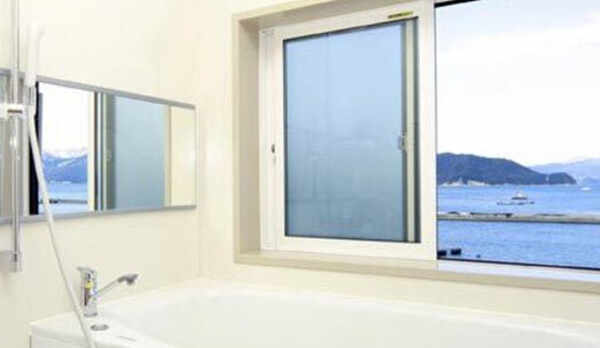 展望風呂付きの≪月の間≫　浴室から敦賀湾が眺められる造りです。