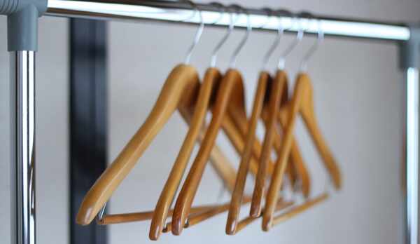 各お部屋にハンガー＆ラックがございます