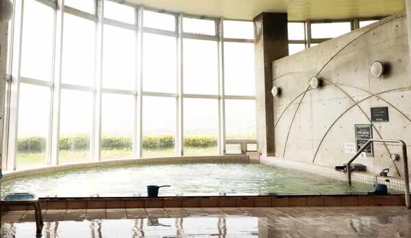 大浴場は阿蘇の雄大な景色を望みながら、久木野温泉に浸ることができます。