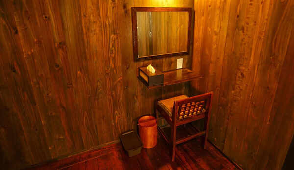 ・女性専用ドミトリー 化粧台もあり便利です