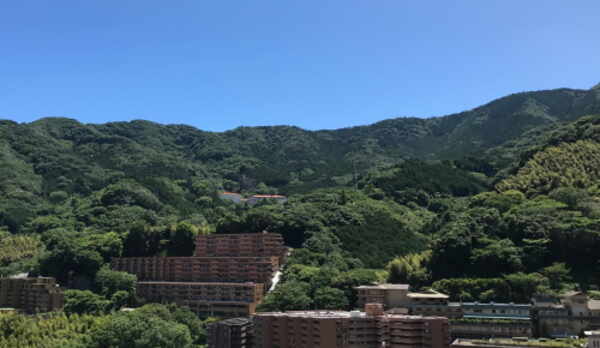 【和洋室、和室10畳からの景色】岩戸山の稜線、リゾートマンション、温泉地などを望みます