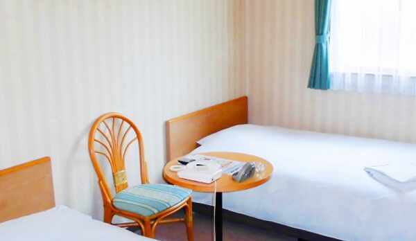 ツインルームです。（液晶TV／無料WiFi＆有線LAN完備／ユニットバス／冷蔵庫）